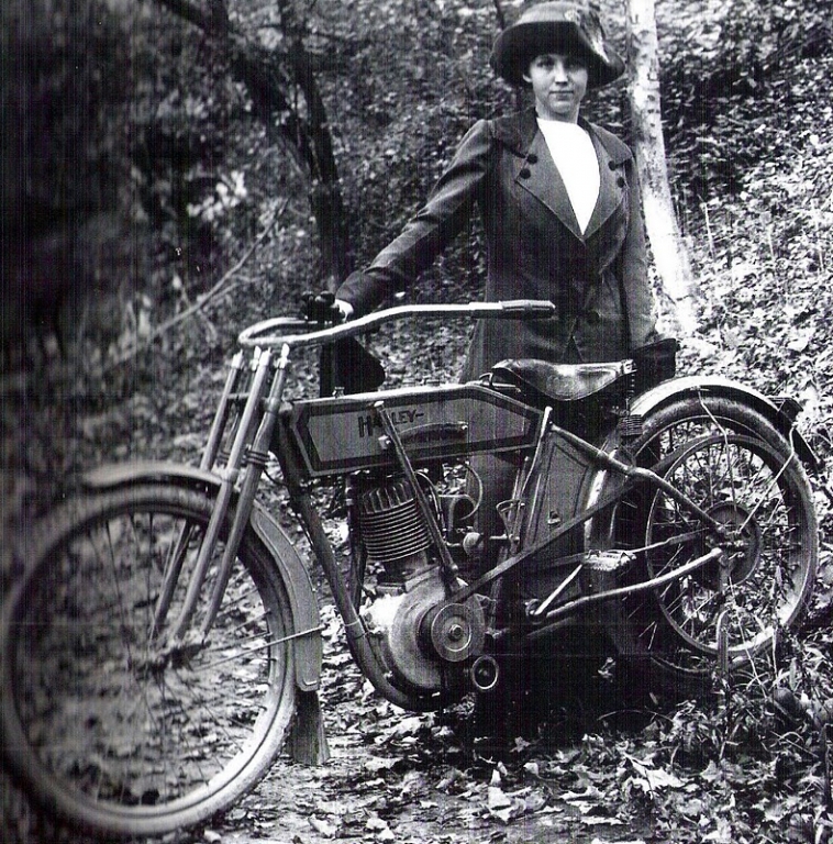 Weil ich ein Mädchen bin - Biker Girl Clara Wagner  um 1910.