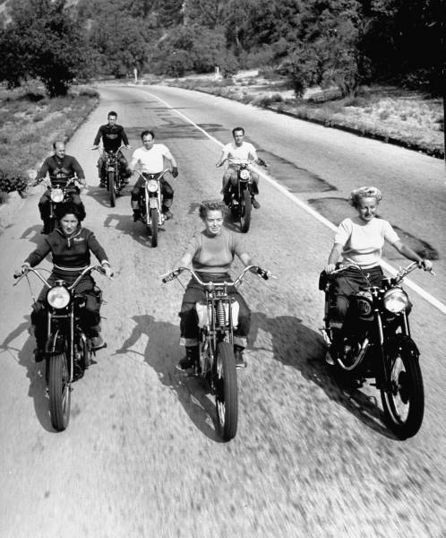 Weil ich ein Mädchen bin - Erfolgreiche Rennfahrerin und Einsatz für die Frauen: Dot Robinson mit den Motor Maids.