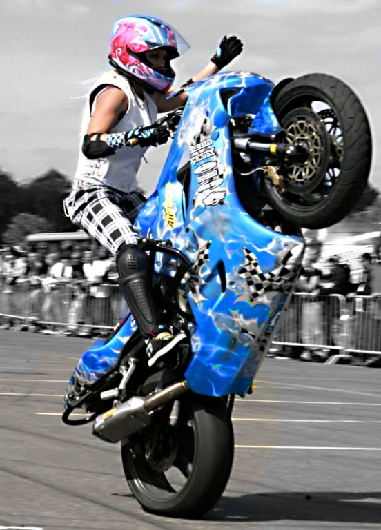Weil ich ein Mädchen bin - Stuntbikerin Jessica Maine.