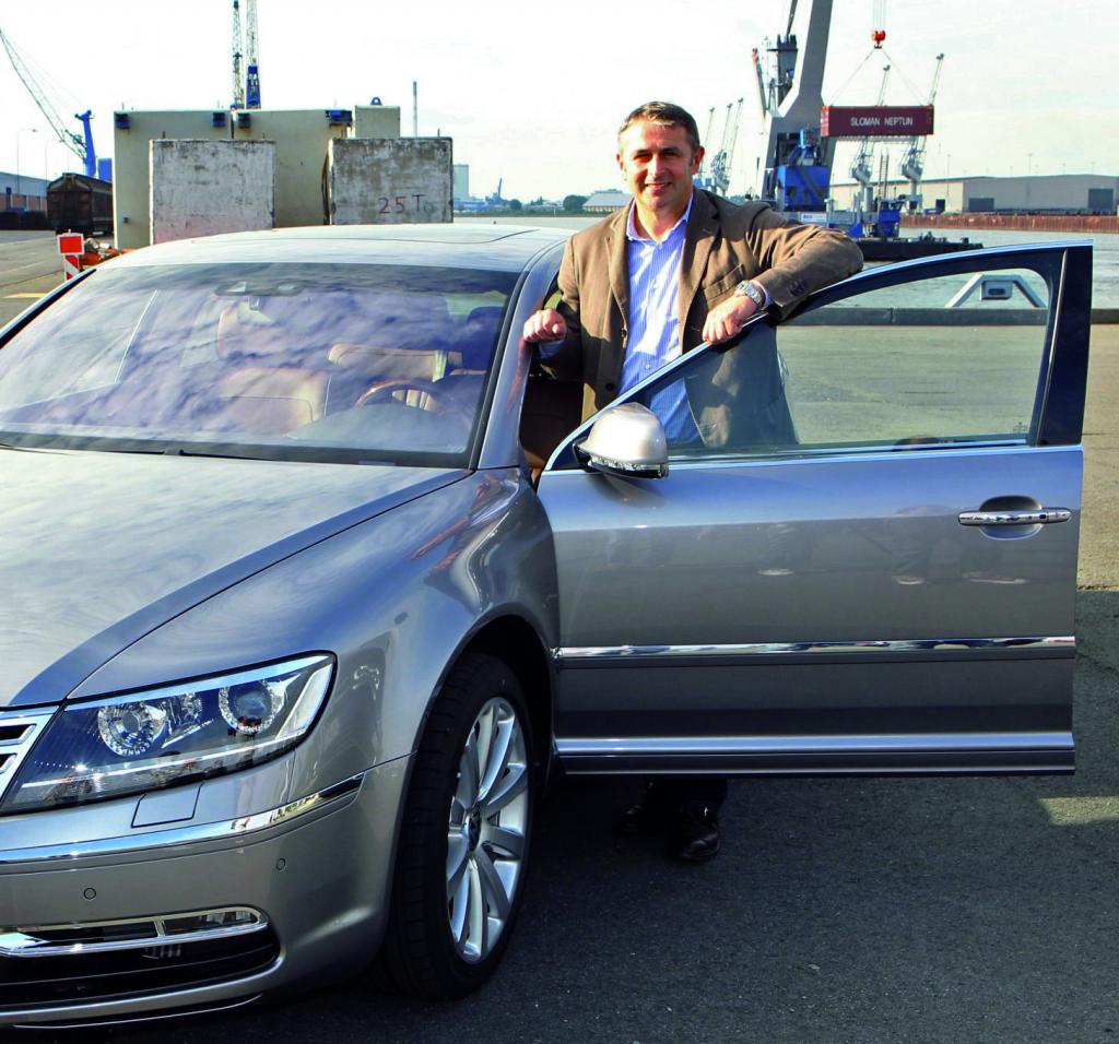 Werder Bremen übernimmt Volkswagen: Klaus Aloffs, der Vorsitzende der Geschäftsführung, fährt jetzt einen VW Phaeton.