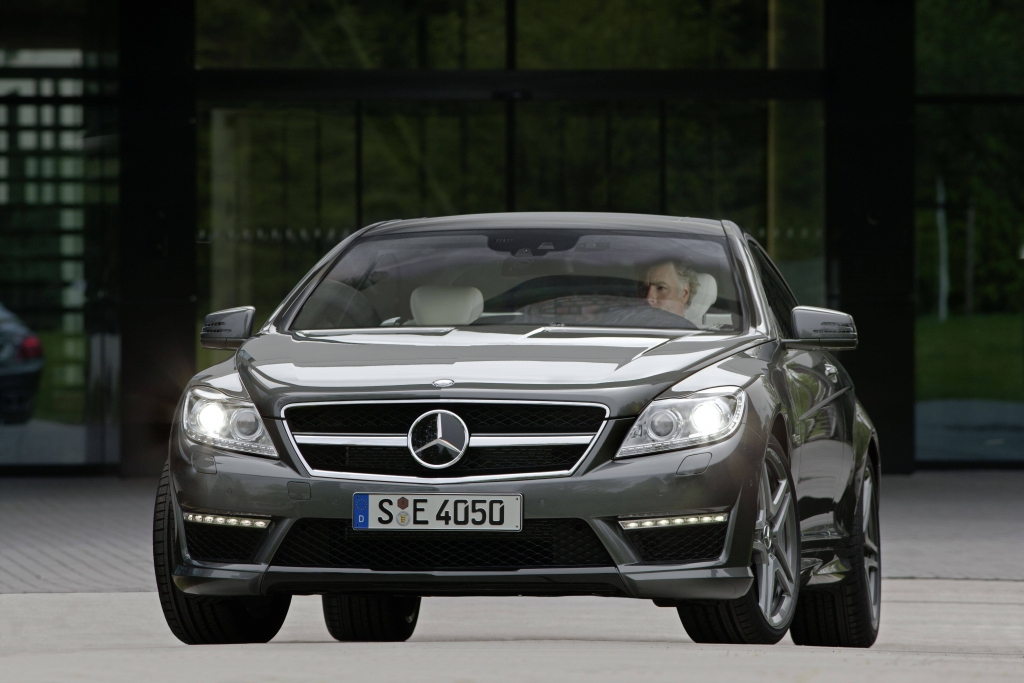 Wie schon in der AMG S-Klasse leistet der neu entwickelte AMG-V8-Biturbo auch in der AMG CL-Klasse (ab 160.769 Euro) in der Standardausführung 544 PS (400 kW) und mit Performance Package 571 PS (420 kW). 