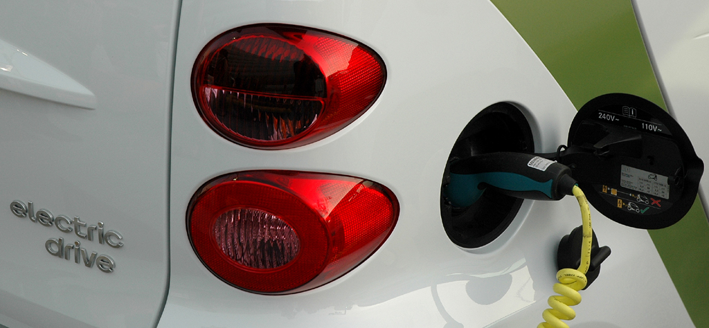 Zukunft des Autos: Ein Smart Fortwo Electric Drive wird aufgeladen. 