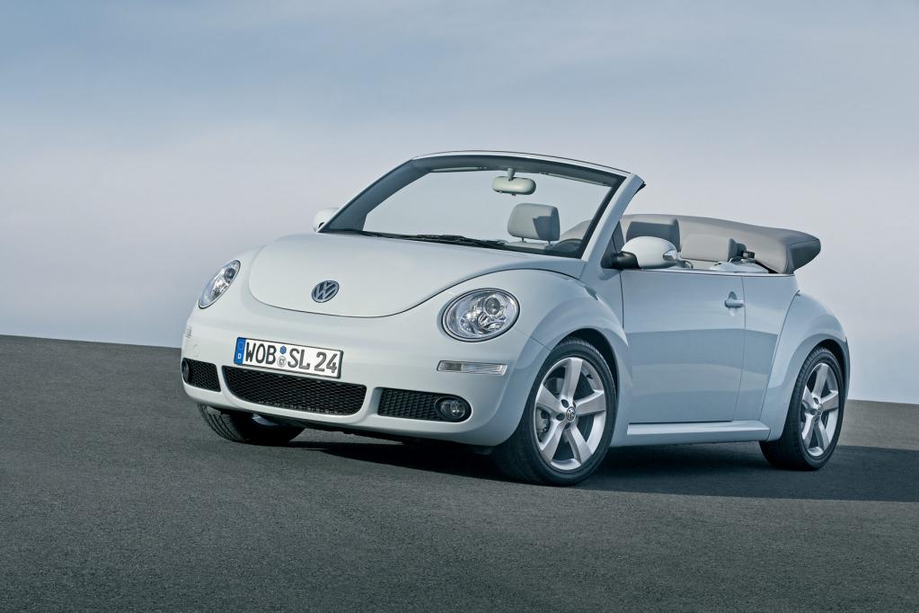 Zumindest optisch ist der VW New Beetle der Nachfolger des Käfer-Cabrios. Unterm Blech steckt aber Golf-Technik. 