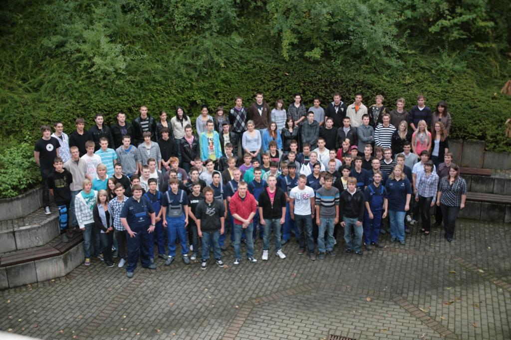 Über 400 junge Menschen beginnen Ausbildung bei Mercedes-Benz