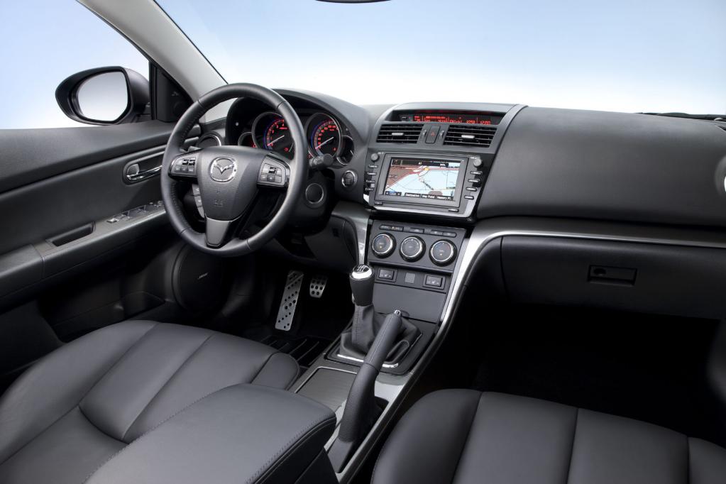 Überladenes Lenkrad, aber aufgeräumte Mittelkonsole beim Mazda6. 