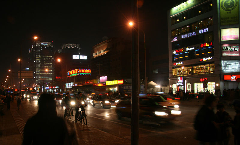 Auch nachts sind die Straßen in peking noch voll