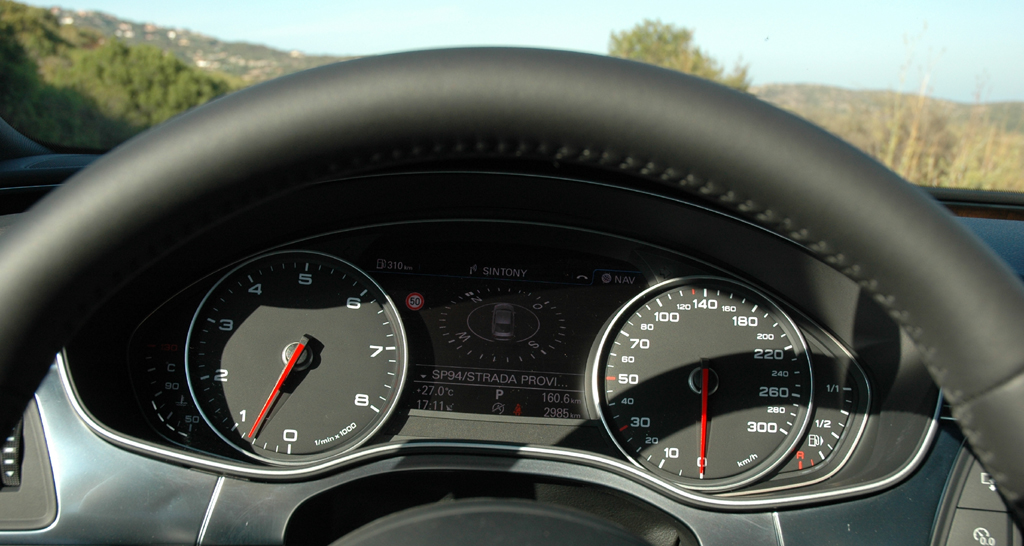Audi A7 Sportback: Blick durch den Lenkradkranz auf die Rundinstrumentierung.