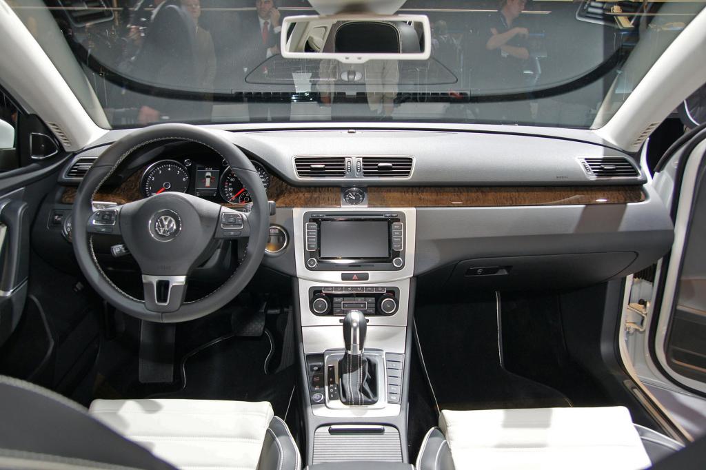 Aufgeräumt und sehr klar präsentiert sich das neue Cockpit