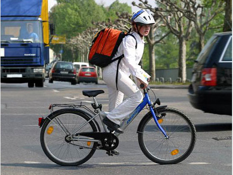 Autofahrer sind doof – finden Deutschlands Kinder. Sie fürchten sich vor Autos im Straßenverkehr, Bild: DPA