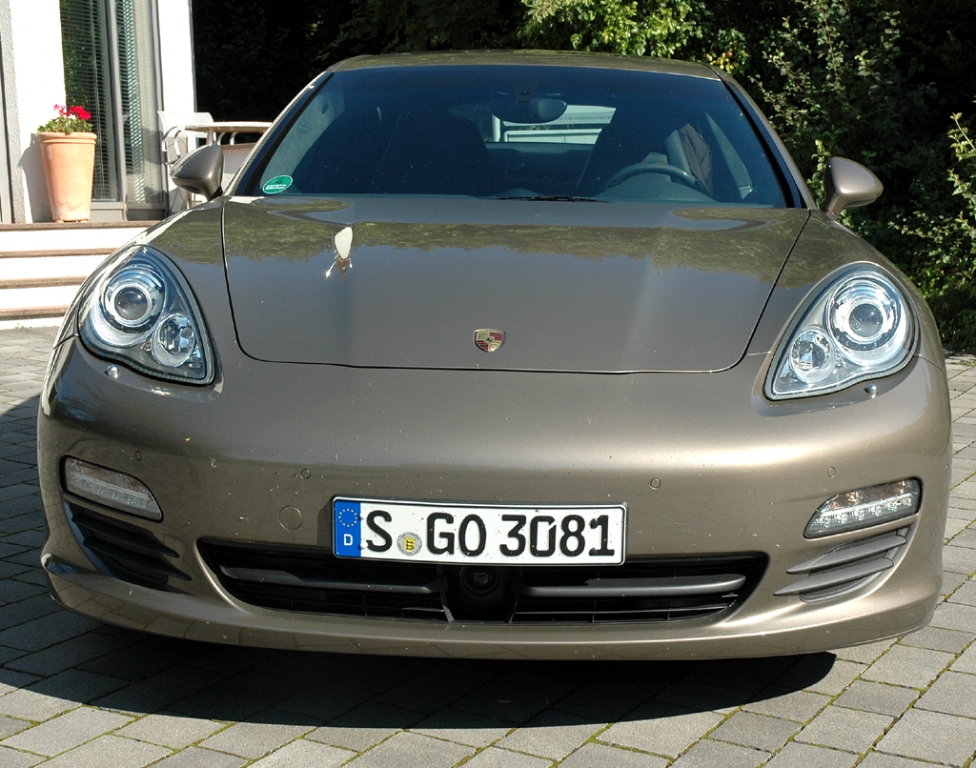 Blick auf die Front der nach Boxster/Cayman, 911 und Caynne vierten Porsche-Baureihe. 