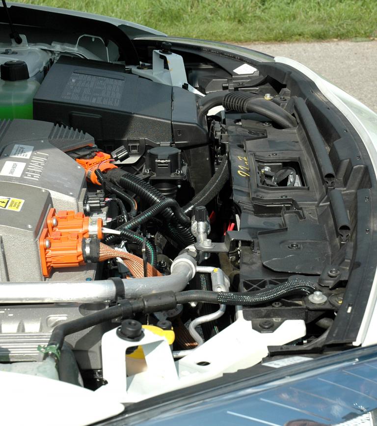 Blick unter die Haube des Renault Fluence ZE. 