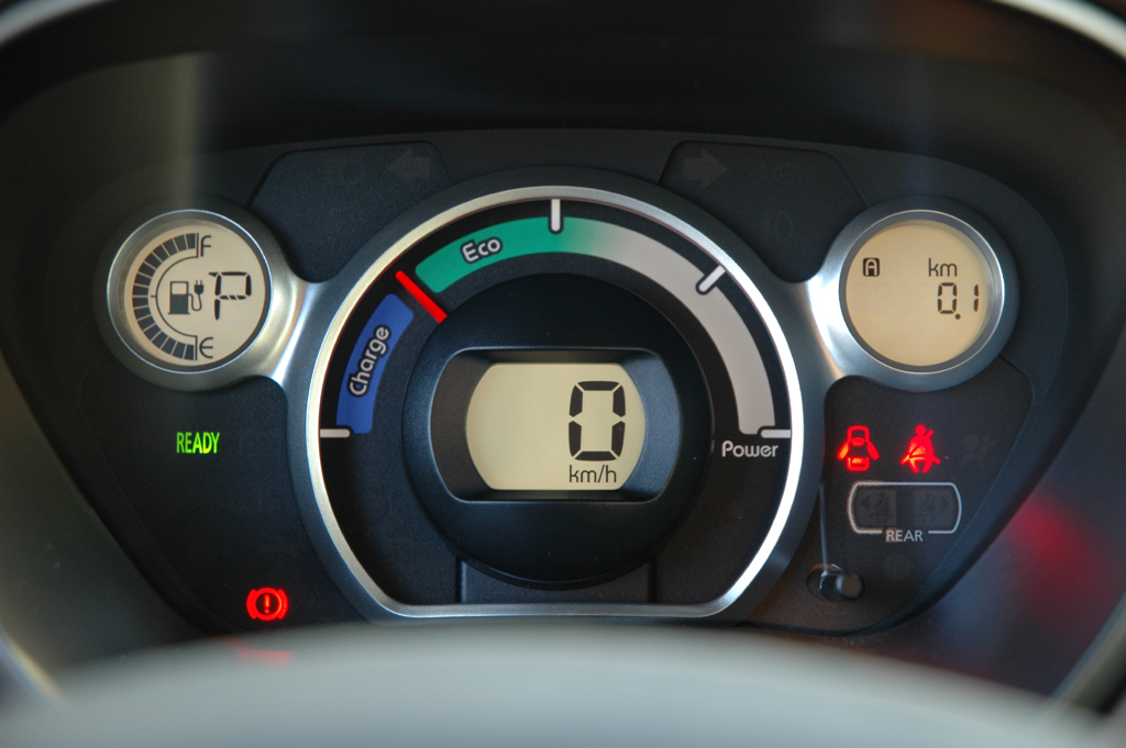 Citroën C-Zero: Blick durch den Lenkradkranz auf die Instrumentierung.