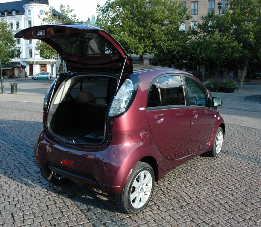 Citroën C-Zero: Der kleine Kofferraum fasst 166 Liter Gepäck.