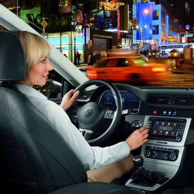 Connected Cars: E-Mail im Auto anhören und beantworten
