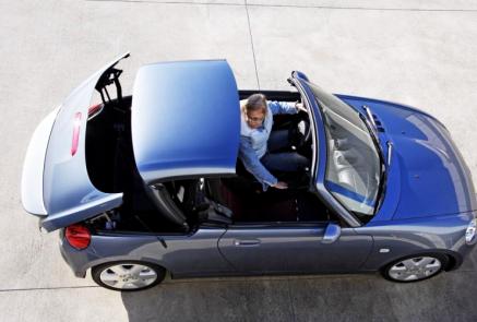 Daihatsu Copen - Go Kart Fahren auf der Autobahn. Quelle: Daihatsu.