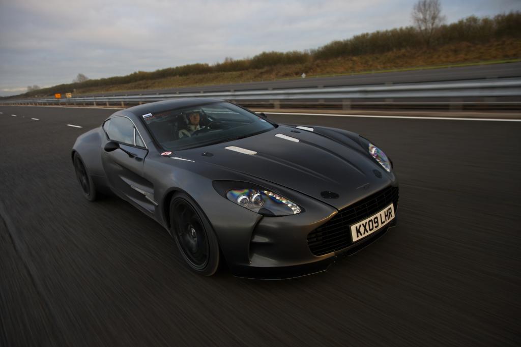 Der Aston Martin One-77 läuft rund 350 km/h