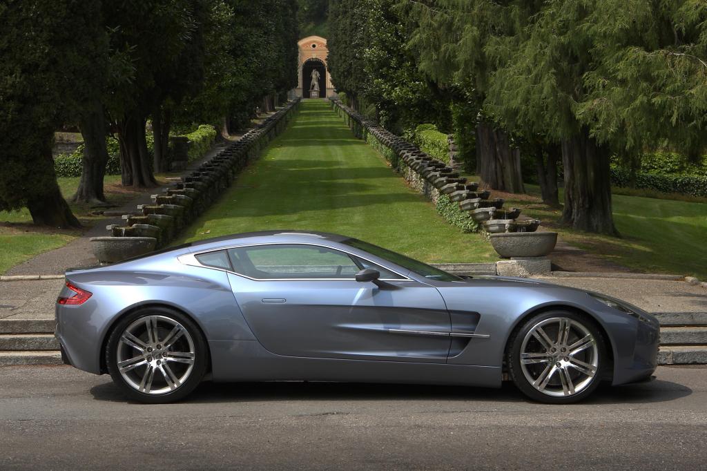 Der Aston Martin One-77 macht nicht nur auf der Piste eine gute Figur