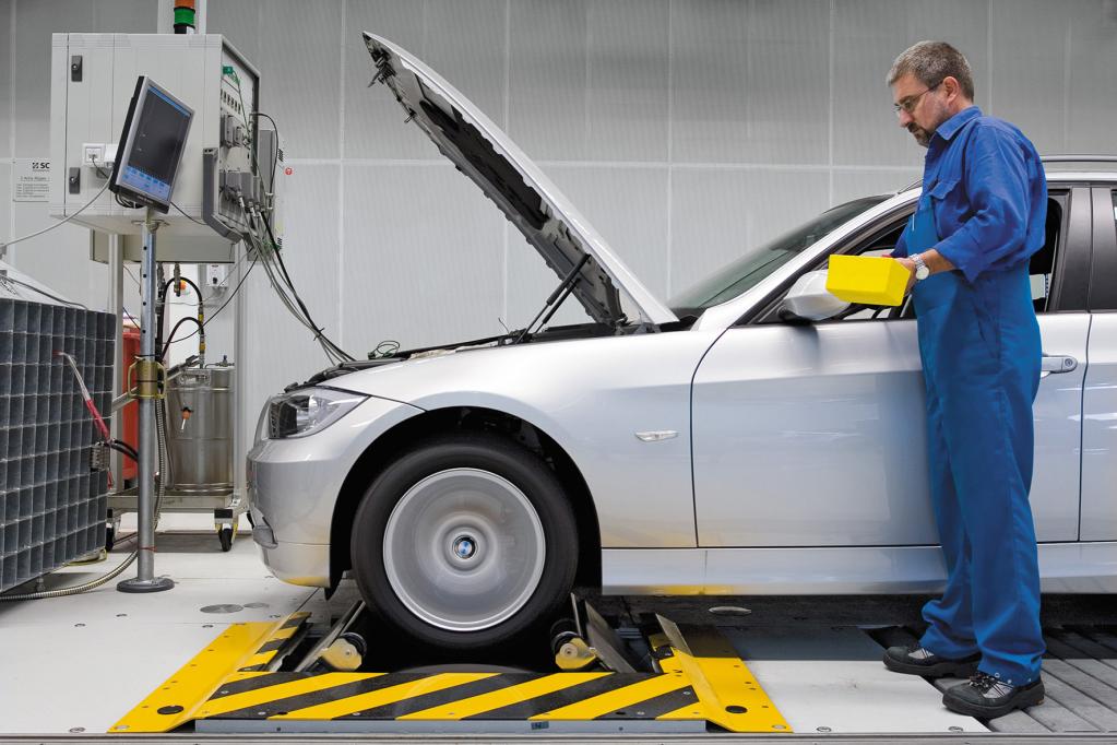 Der Mann am Prüfstand, bald ein Auslaufmodell? Das steht zu befürchten, denn den deutschen Autobauern geht der Ingenieursnachwuchs aus. 
