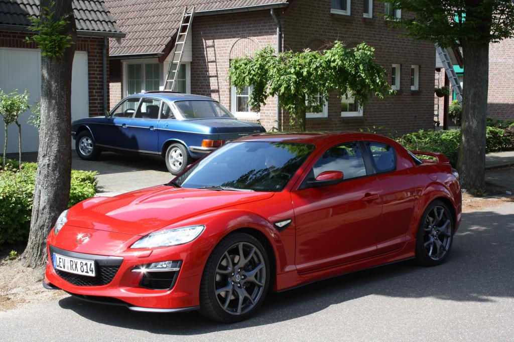 Der aktuelle Mazda RX-8 vor einem NSU Ro80