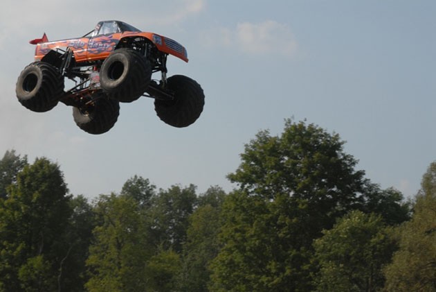 Der neuer Weitsprung-Rekord für Monster Trucks liegt bei 63 Metern, Bild von: Bad Habit