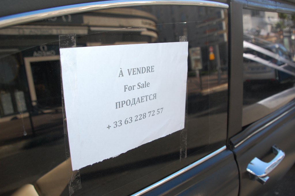 Der schöne mattschwarze Wagen wird in Cannes zum Verkauf angeboten