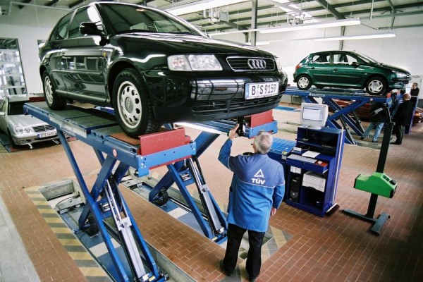 Deutschlands Autofahrer sparen in der Werksatt 