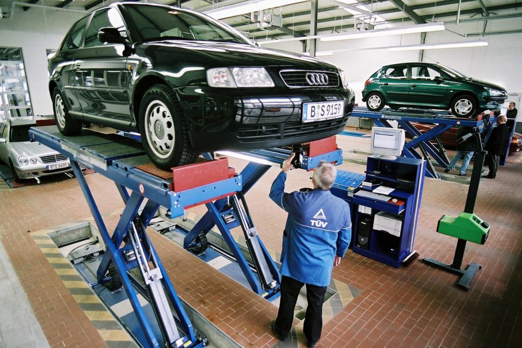 Deutschlands Autofahrer sparen in der Werksatt 
