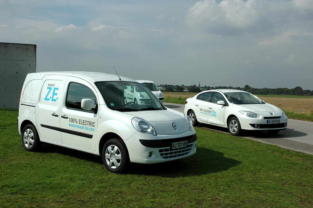 Die ersten Renault-Stromer: Kangoo Rapid ZE (vorn) und Fluence ZE. 