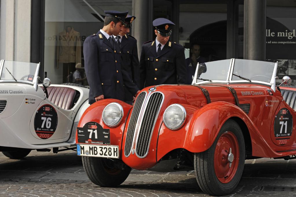 Die in Italien veranstaltete Mille Miglia zählt zu den Highlights der Oldtimer-Veranstaltungen und besticht durch seltene Fabrikate. 
