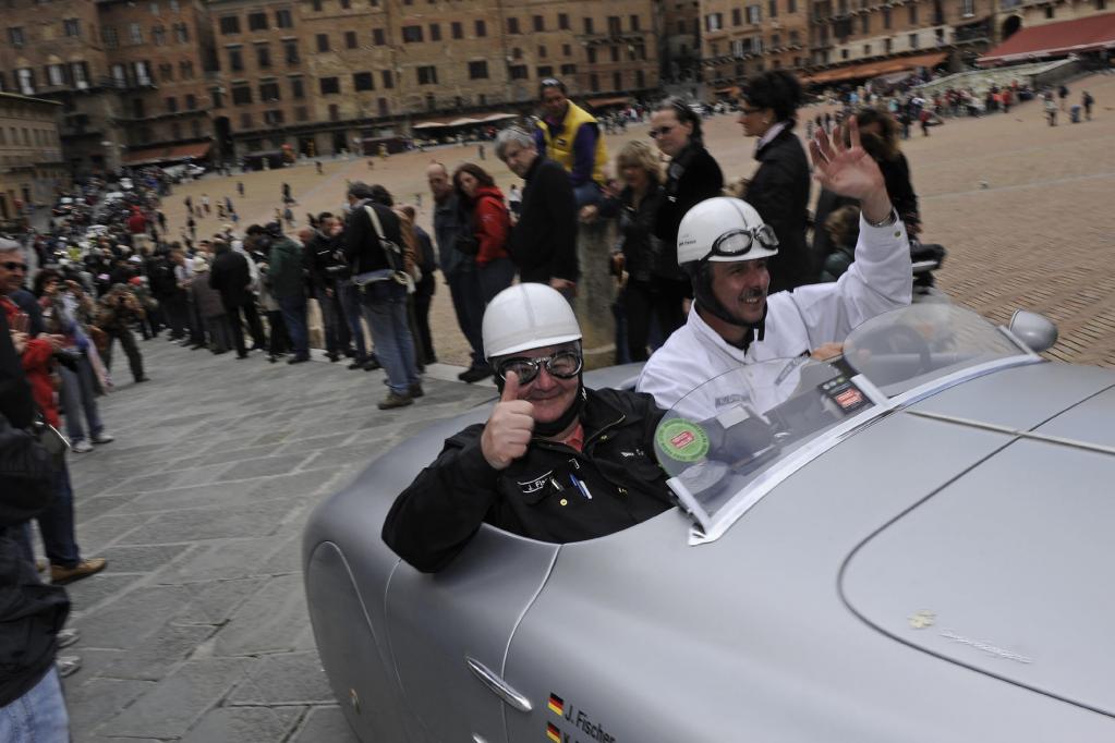 Eine der berühmtesten Veranstaltungen ist die Mille Miglia in Italien, an der auch viele Prominente wie zum Beispiel der Bundesaußenminister a.D. Joschka Fischer teilnehmen. 