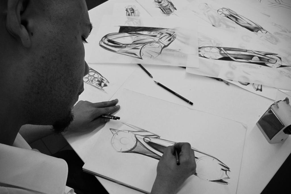 Exterieur-Designer Olivier Gamiette bei den ersten Skizzen