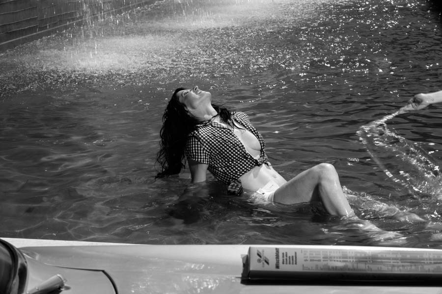 Für das Shooting mussten die Kandidatinnen auch schonmal ins kalte Wasser, Foto von: Werkstattkultur.com