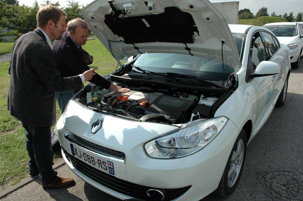 Fachgespräch am Renault Fluence ZE. 