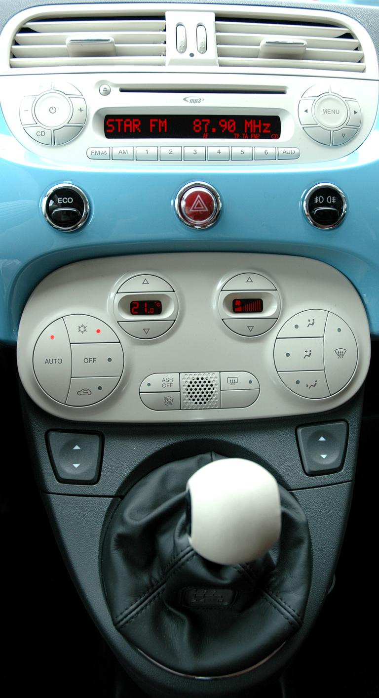 Fiat 500 TwinAir: Blick auf den mittleren Armaturenträger. 