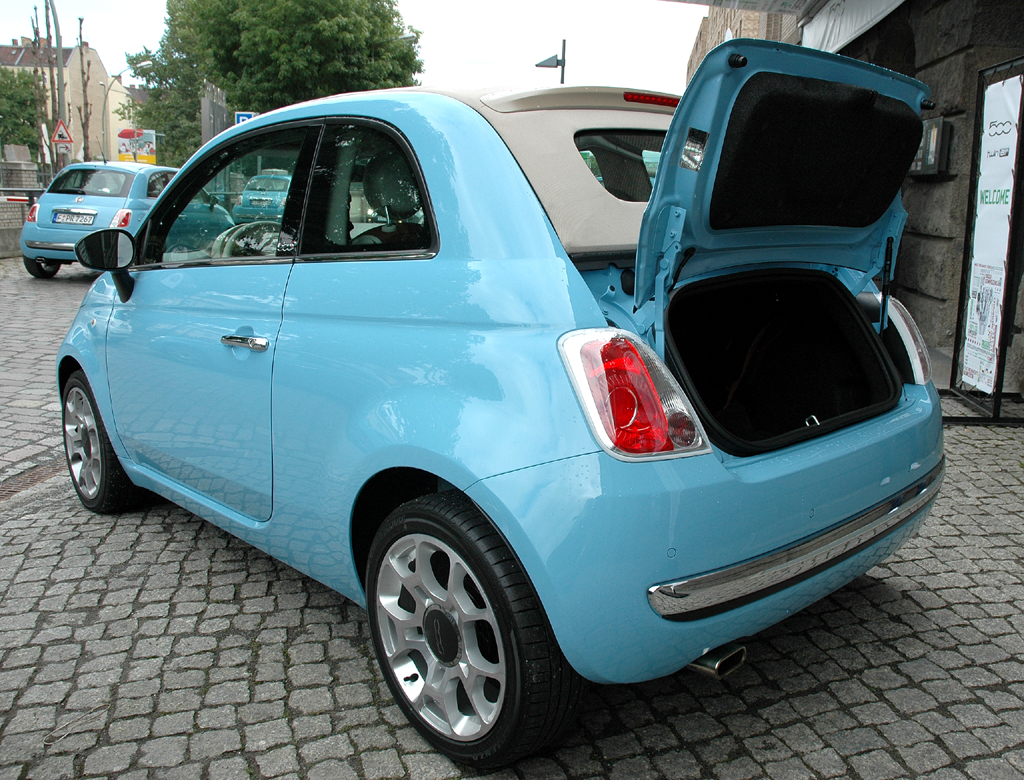 Fiat 500 TwinAir: Ins Cabrio-Stauabteil passen 182 bis 520, ins Coupé 185 bis 610 Liter Gepäck. 