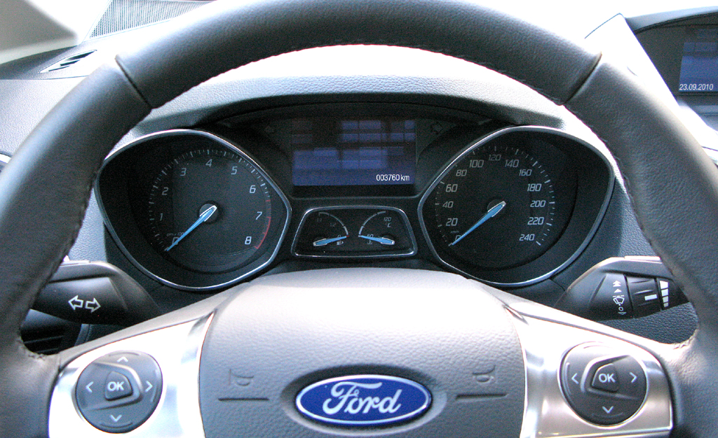 Ford C-Max: Blick auf den Lenkradkranz auf die Rundinstrumentierung. 