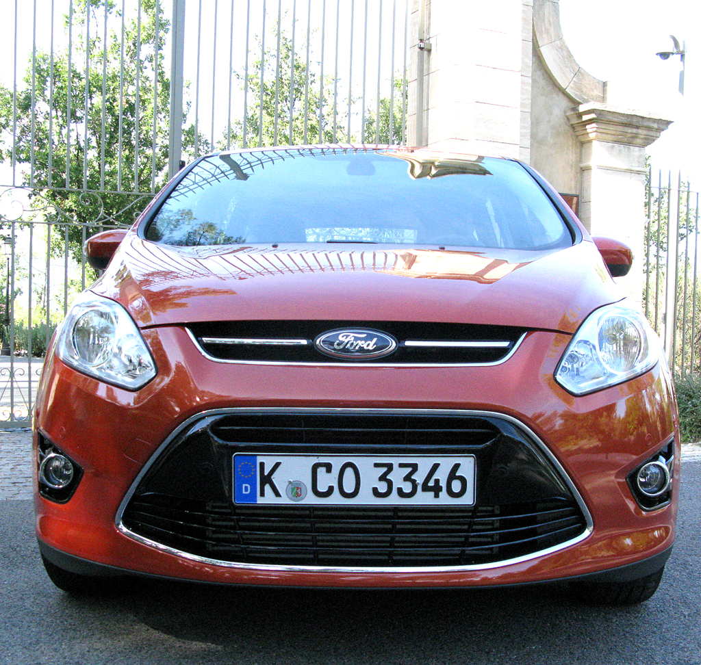 Ford C-Max: Blick auf die Frontpartie des Mittelklasse-Kompaktvans. 