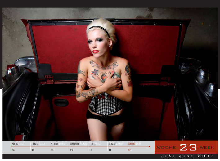 Girls & legendary US-Cars 2011: Carlos Kellá präsentiert 52 Mädchen mit Motoren