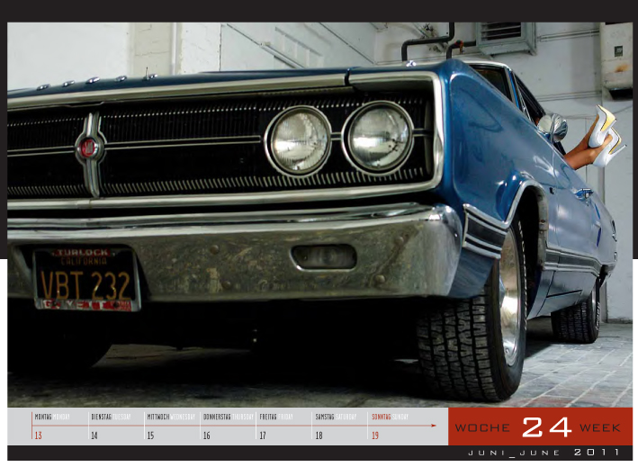 Girls & legendary US-Cars 2011: Carlos Kellá präsentiert 52 Mädchen mit Motoren