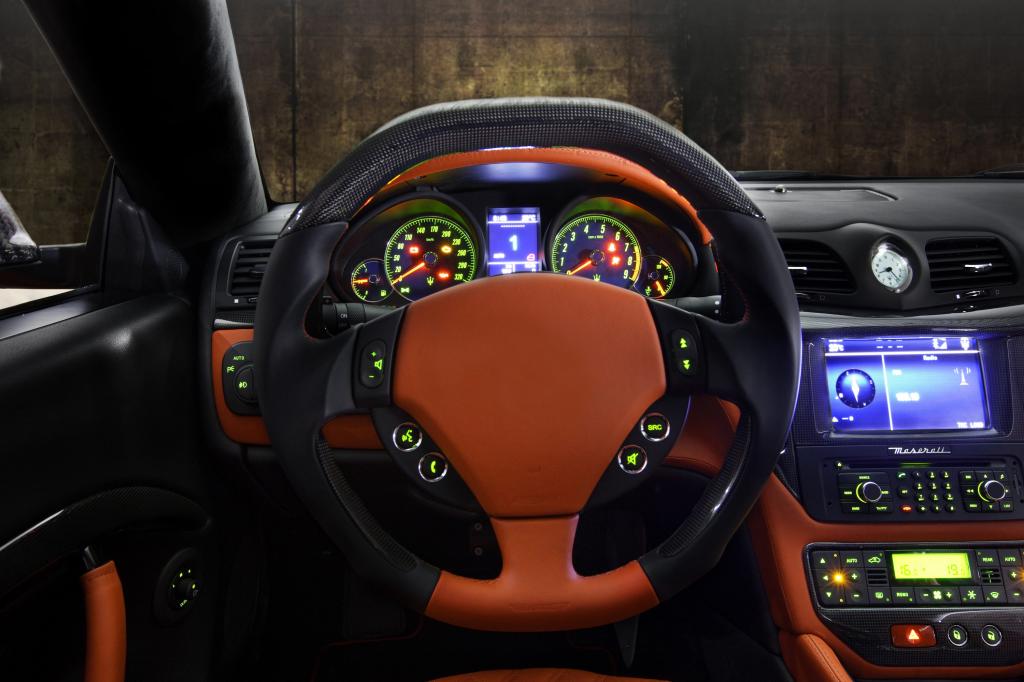 Griffig und schick: exklusives Leder für das Sportlenkrad im Maserati GranTurismo. 
