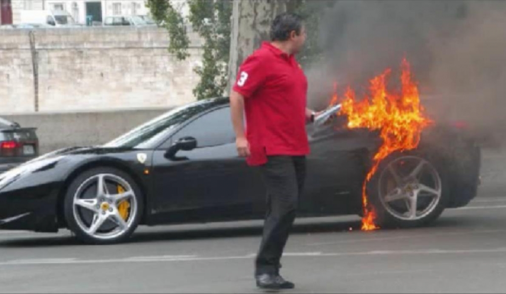 Heiß, heißer, Ferrari 458 Italia - die peinliche Rückrufaktion. Paris.