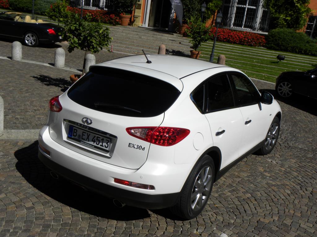 Im Blaumann in die Oper - der neue Infiniti EX 30d