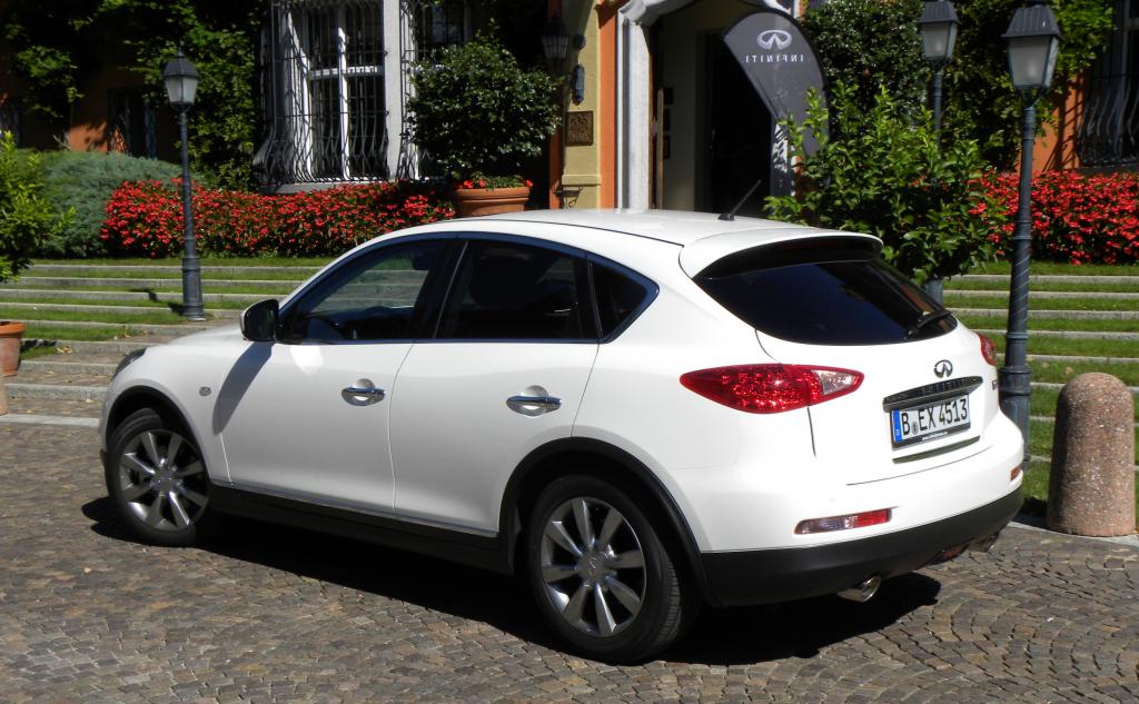 Im Blaumann in die Oper - der neue Infiniti EX 30d