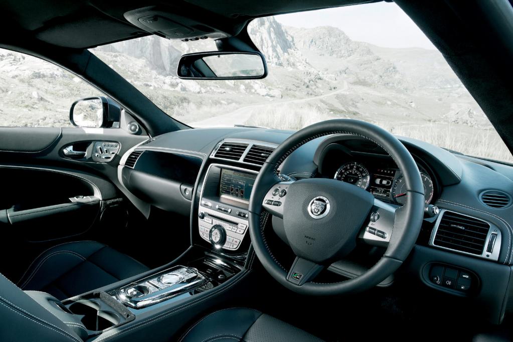 Im traditionell hochwertigen Innenraum nehmen Fahrer und Beifahrer auf gut konturierten Ledersitzen Platz. 