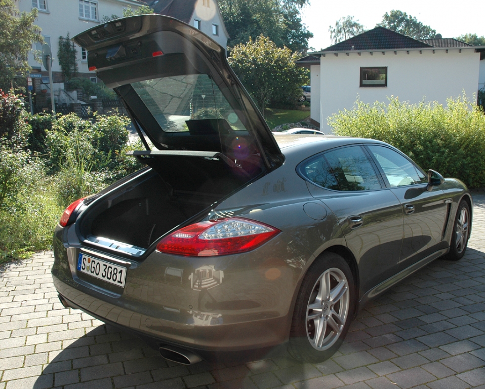 Ins Panamera-Gepäckabteil passen vier normale Reisekoffer hinein.