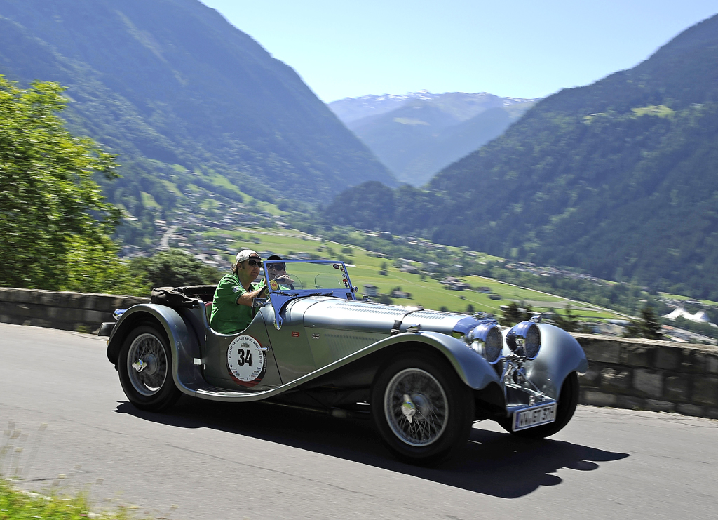 Jaguar-Klassiker während einer Ausfahrt bei den Silvretta-Classics.