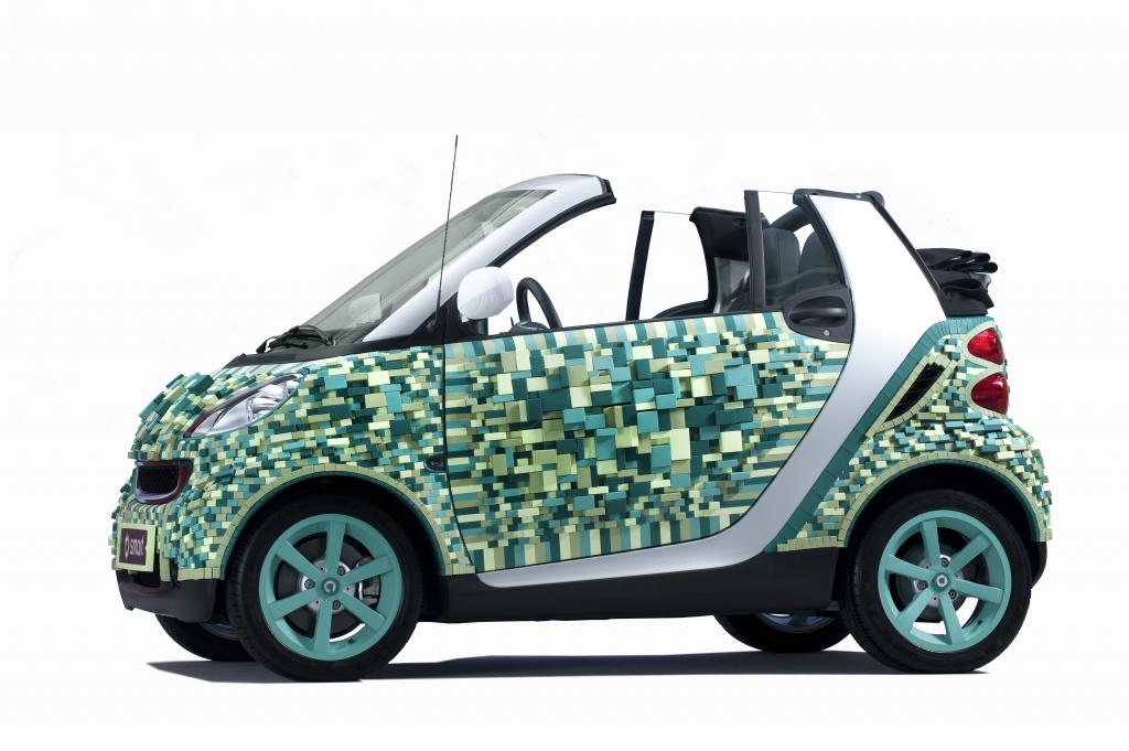 Künstlerin gestaltet Smart aus hochwertiger Kartonage