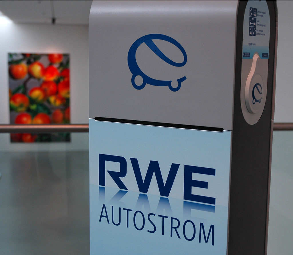 Ladestation des Essener Energieversorgers RWE mit zwei Ladepunkten. 