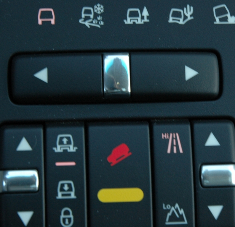 Land Rover Range Rover: Blick auf die Tasten für die elektronischen Fahrerhilfen.