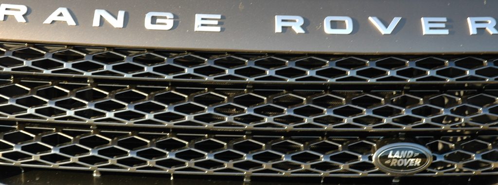 Land Rover Range Rover: Detailaufnahme der Front mit Modellschriftzug und Markenlogo.